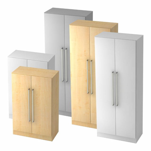 Schrank mit Sockelblende